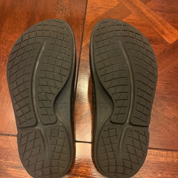 Black Oofos size M4/W6 (EU37) - Picture 3 of 3